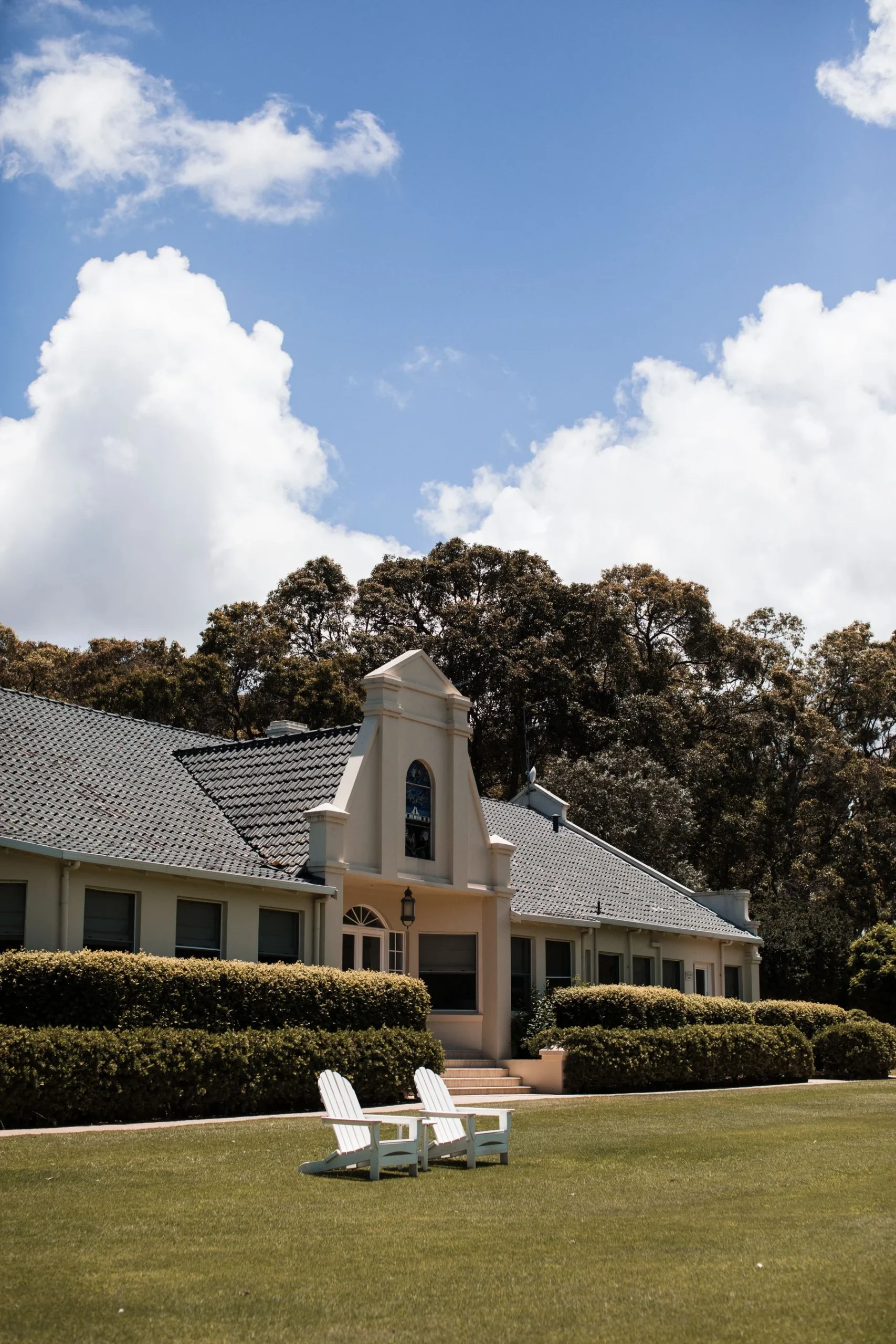 Fotografia de fachada residencial com jardim e árvores