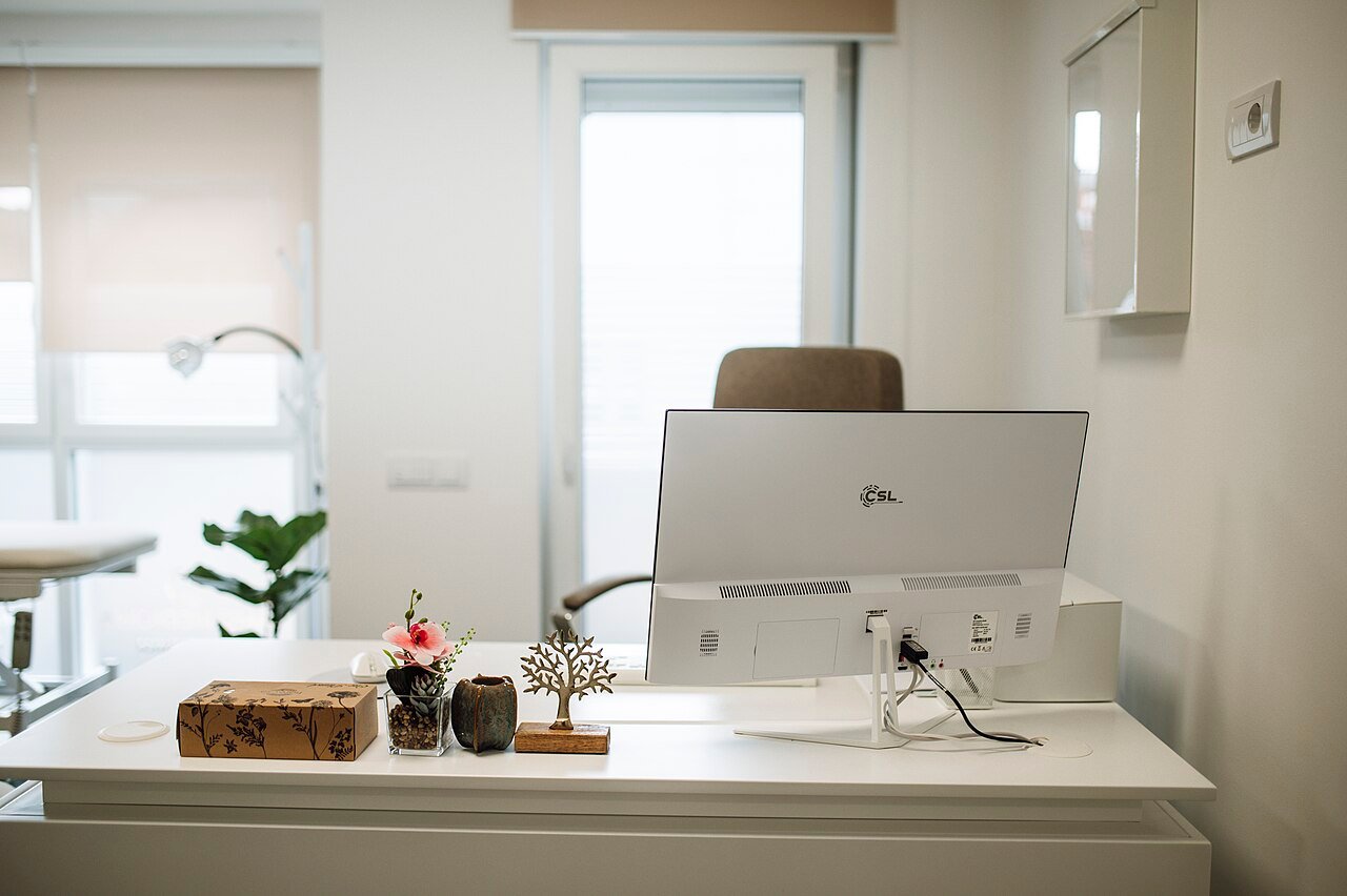Modern office workspace featuring a computer · Imagem ilustrativa para artigo sobre Como Turbinar Minha Empresa na Região: Estratégias Práticas