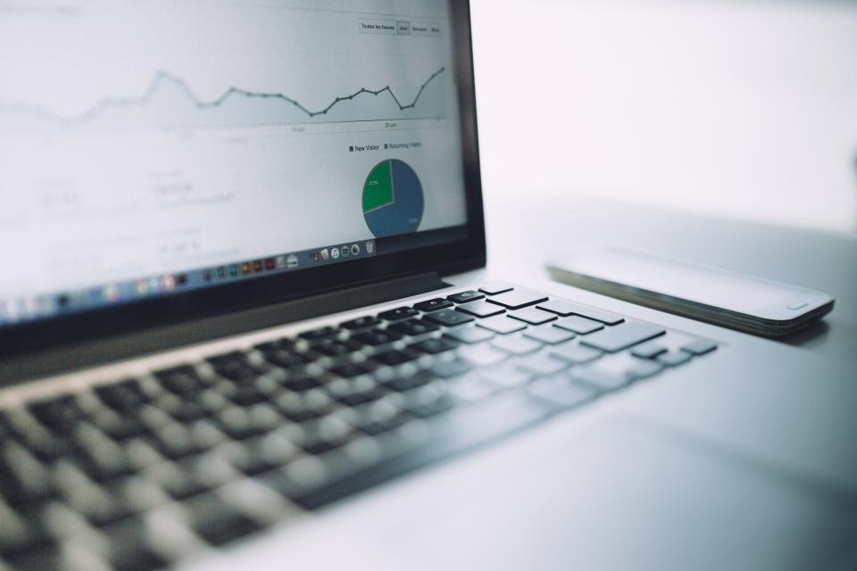 Analytics Charts · Imagem ilustrativa para artigo sobre Cuidados importantes com divulgação de empresas