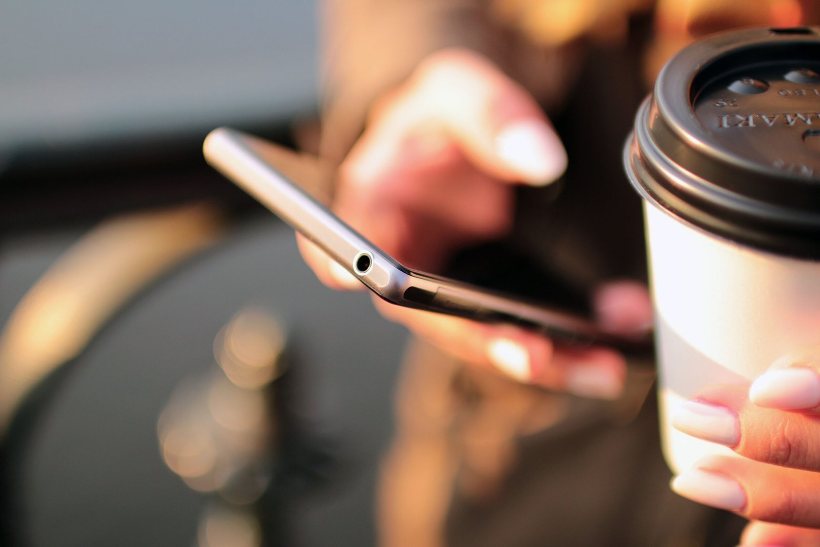 Pessoa usando o celular para enviar mensagens e solicitar orçamento pelo WhatsApp